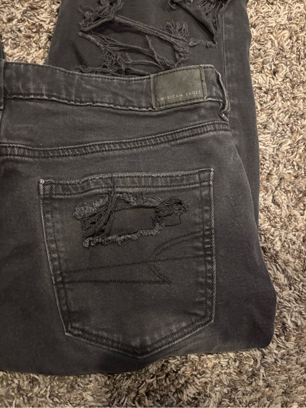 Women’s American Eagle Outfitters Black Distressed Mom Jeans - Picture 2 of 9